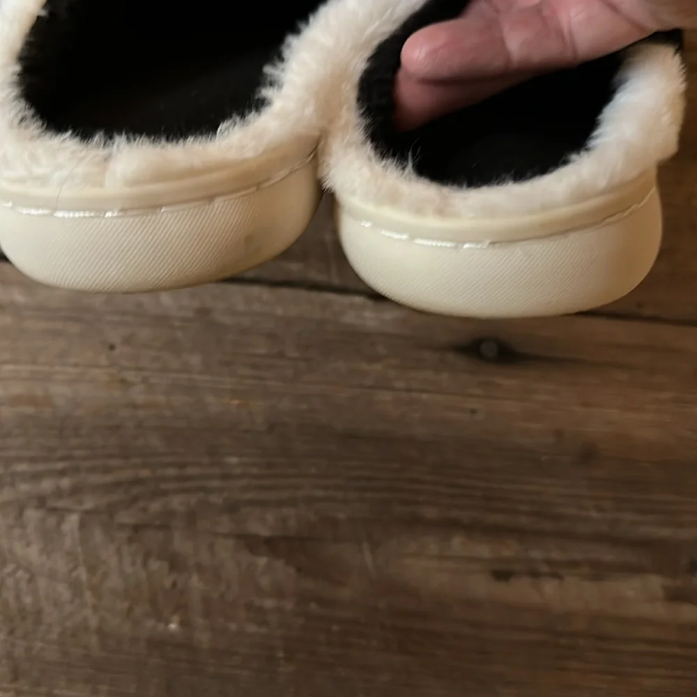Adorable Cow-Themed Slipper, size 7-8 women - Picture 3 of 5